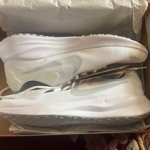 Nike Revolution 7 in White and Pure Platinum